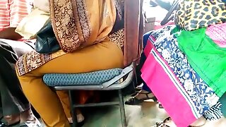 हसी किन्नर तिच्या ताणलेल्या गाढवाच्या छिद्राने कोंबडा उलटवते